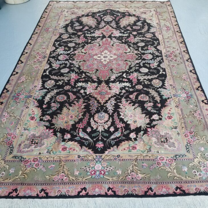 約81万ノット　美品　タブリーズ産　モハンドファラジ銘　シルクウールペルシャ絨毯